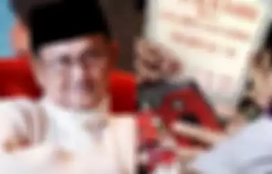 Batu Nisan Makam BJ Habibie Miring