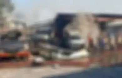 Kondisi pasca ledakan dan kebakaran gudang bahan peledak di Asrama Brimob Srondol Banyumanik, Semarang, Sabtu (14/9/2019).