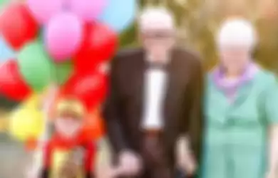 Gemas, Kakek Nenek Bersama Cicitnya Berfoto Seperti dalam Film Up