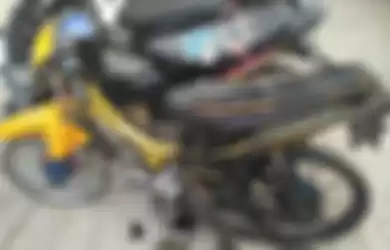 Barang bukti sepeda motor yang dibakar si pemilik.