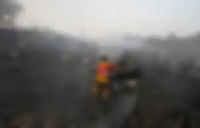 Jangan Hanya Marah-marah, Lihatlah Perjuangan Para Petugas Demi Padamkan Kebakaran Hutan yang Sebabkan Kabut Asap