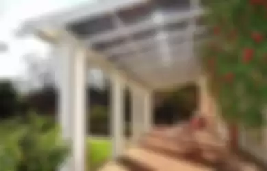 Fungsi ganda pergola, tempat bersantai sekaligus sumber energi dengan panel surya.