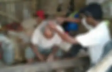 Menggetarkan Hati Nurani, Gerry Terobos Bukit Berbatu Demi Menolong Para Penderita Gangguan Jiwa yang Dipasung di Pedalaman Manggarai Barat