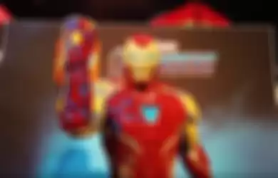 Patung Iron Man yang tersusun dari puluhan ribu LEGO