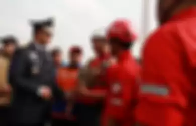 Gubernur DKI Jakarta Anies Baswedan, melepas petugas gabungan menjadi satgas penanganan kebakaran hutan dan lahan (kahutla) di Lapangan Monas, Jakarta Pusat, Selasa (17/9/2019). Pemprov DKI Jakarta melepas sebanyak 65 petugas Karhutla ke Riau untuk membantu penanganan kebakaran hutan dan lahan. Wart