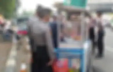 'Yang Beli Polisi-polisi yang Jaga,' Rezeki Pedagang Asongan di Balik Riuh Demonstran di Gedung KPK