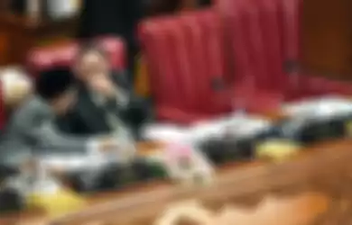 Wakil Ketua DPR selaku Pimpinan Sidang Fahri Hamzah (kiri) berbincang dengan Wakil Ketua DPR Fadli Zon (kanan) saat Rapat Paripurna DPR di Kompleks Parlemen, Senayan, Jakarta, Selasa (17/9/2019). Pemerintah dan DPR menyepakati pengesahan revisi UU Nomor 30 Tahun 2002 tentang Komisi Pemberantasan Kor