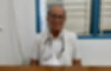 Dokter Mangku Sitepoe (84), dokter yang mengabdi untuk melayani kesehatan masyarakat berpenghasilan rendah di Klinik Pratama Bhakti Sosial Kesehatan St. Tarsisius, Jalan Raya Kebayoran Lama, Jakarta Selatan. 