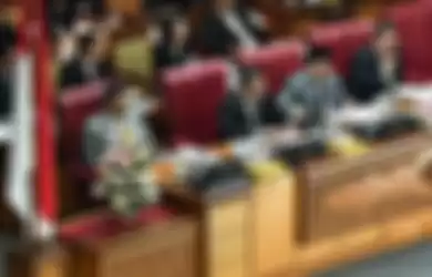 Wakil Ketua DPR selaku pimpinan sidang Fahri Hamzah (kedua kanan) mengetuk palu didampingi Ketua DPR Bambang Soesatyo (kedua kiri) dan Wakil Ketua DPR Fadli Zon (kanan) dan Utut Adianto (kiri) saat mengesahkan revisi Undang-Undang (UU) Nomor 30 Tahun 2002 tentang Komisi Pemberantasan Korupsi (KPK) d