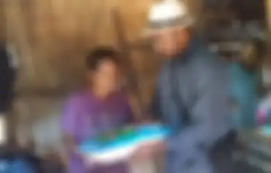 Kenyang jadi Juru Parkir, Loper Koran, dan Kuli Bangunan, Arton Kini Jadi Pengusaha Sukses yang 'Disayangi' Warga Miskin