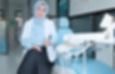 Jual Tanah Hingga Dagang Kue di Kampus untuk Biaya Kuliah, Anak dari Seorang Kernet Bus Ini Berhasil Jadi Dokter Gigi, Salut!