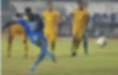 Ezechiel NDouassel gagal mencetak gol lewat tendangan penalti saat Persib bertemu Semen Padang, 18 September 2019.