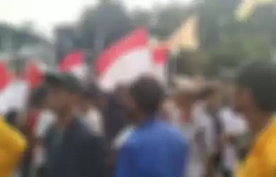 Pendemo KPK yang ngaku dari Laskar Pancasila pake almamater polos.