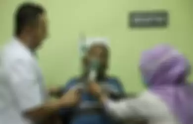 Syarifudin (67) yang sesak nafas karena terpapar asap dibantu pernasafannya menggunakan nebulizer di RSUD Petala Bumi, Pekanbaru, Riau, Kamis (19/8/2019). 