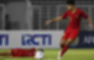 Pemain Timnas U-16 Indonesia Ahmad Athallah menggiring bola pada laga kualifikasi Piala AFC U-16 2020 di Stadion Madya, Jakarta, Rabu (18/9/2019). Timnas U-16 Indonesia berhasil menang telak dengan skor 15-1 atas Mariana Utara.