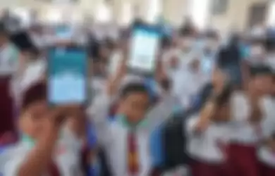 Para siswa penerima tablet dalam program digitalisasi sekolah dari Kominfo