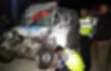 Kecelakaan maut mobil ambulan vs truk, tewaskan 5 orang