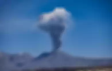 ilustrasi gunung meletus mengeluarkan asap