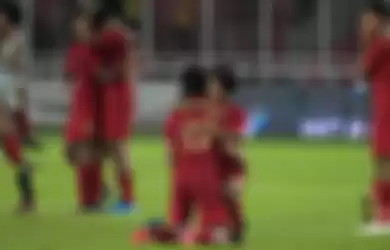 Para pemain timnas Indonesia U-16 menangis haru seusai laga melawan China U-16 yang berakhir 0-0 laga Grup G kualifikasi Piala Asia U-16 2020 di Jakarta, Minggu (22/9/2019). 
