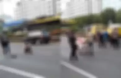 Mahasiswa Memblokade Jalan Tol di Depan Gedung DPR, Momen Pedagang Cincau yang Berjualan di Jalan Tol Pun Tertangkap Kamera
