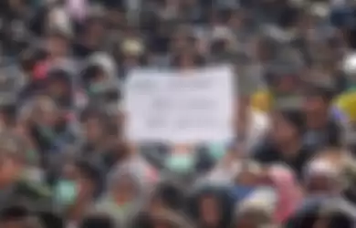 Ribuan mahasiswa mengikuti aksi #GejayanMemanggil di Simpang Tiga Colombo, Gejayan, Sleman, DI Yogyakarta, Senin (23/9/2019). Dalam aksi demonstrasi yang diikuti oleh ribuan mahasiswa dari berbagai universitas di Yogyakarta itu, mereka menolak segala bentuk pelemahan terhadap upaya pemberantasan kor
