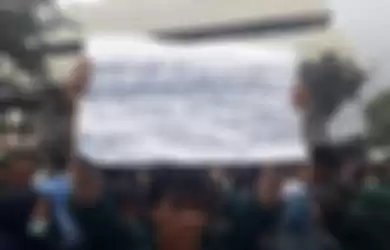 Spanduk bernada sarkastik tampil dalam aksi demonstrasi mahasiswa di Gedung DPRD Provinsi Lampung, Selasa (24/9/2019). Aksi mahasiswa menghasilkan 14 kesepakatan dengan DPRD setempat.