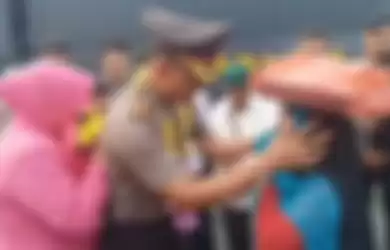 Seorang gadis penjual onde-onde nekat menerobos barisan polisi. Sambil menangis ia langsung menghampiri Kapolres Padang Panjang AKBP Cepi Noval