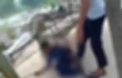 Tangkapan layar sebuah video penganiayaan terhadap seorang siswa sekolah di Labusel viral di media sosial.
