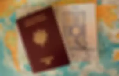 Visa dan paspor dibutuhkan untuk mengunjungi negara lain.