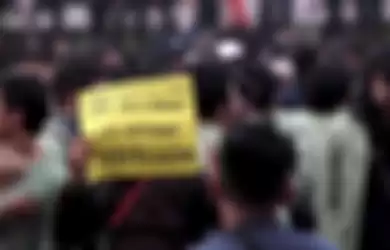 Mahasiswa membawa poster saat mengikuti aksi unjuk rasa di sekitar Gedung DPR RI, Senayan, Jakarta, Selasa (24/9/2019). Aksi unjuk rasa menolak pengesahan RUU KUHP dan pencabutan UU KPK  itu berakhir ricuh setelah polisi memuikul mundur peserta aksi dan membubarkannya.  Kompas/Wisnu Widiantoro (NUT)