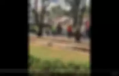 Polisi dikejar anak-anak STM berseragam pramuka.