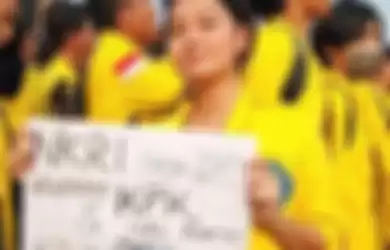 Ikut Demo, 'Bidadari' Cantik Ini Nyatanya Bukan Mahasiswi Biasa