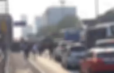 Tampak sejumlah pelajar tumpangi kendaraan di Tol Dalam Kota Cawang arah Semanggi untuk menuju Gedung DPR, Jakarta Pusat, Rabu (25/9/2019). 