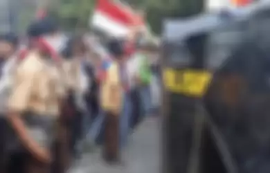 Ratusan pelajar dengan seragam pramuka, SMK, dan STM menyerang aparat kepolisian dari brimob yang sedang bertugas menjaga pintu belakang Gedung DPR/MPR RI, Jakarta Pusat.