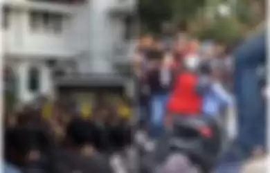 Dapat Ratusan Tepuk Tangan dari Mahasiswa, Video Emak-emak Usir Massa Demo yang Halangi Jalan Viral!