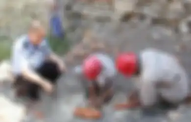 Menggali di Tepi Sungai, Pria Ini Mendadak Temukan Benda Berbahaya, Polisi Langsung Dikerahkan Untuk Melakukan Kemanan