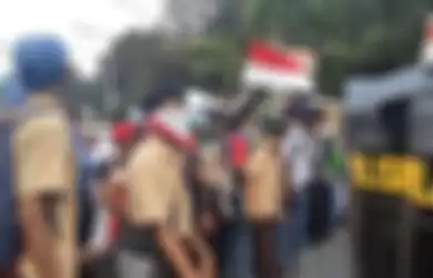 Ratusan pelajar dengan seragam pramuka, SMK, dan STM saat menyerang aparat kepolisian dari brimob yang sedang bertugas menjaga pintu belakang Gedung DPR/MPR RI, Jakarta Pusat.