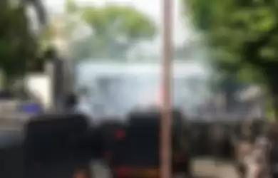 Aparat kepolisian membubarkan demonstrasi dengan cara menembakkan gas air ke arah mahasiswa di depan gedung DPRD Kota Surakarta Jalan Adi Sucipto Solo, Jawa Tengah, Selasa (24/9).