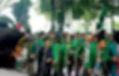 Mengatasnamakan Barisan Mahasiswa Rakyat Bersatu, massa memblokade Jalan Imam Bonjol di depan gedung DPRD Sumut dan Kota Medan dan melakukan demonstrasi berujung ricuh pada Selasa (24/9/2019)