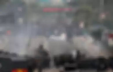 Polisi melontarkan gas air mata saat kericuhan dalam unjuk rasa di Depan Gedung DPR/MPR, Jalan Gatot Subroto, Senayan, Jakarta Pusat, Selasa (24/9).