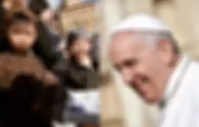 Dua bocah kenakan baju lurik dan belangkon bertemu dengan Paus Fransiskus