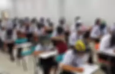 Kocak! Para Pelajar ini Gunakan Helm Ketika Ujian, Metode Ati Nyotek Kah ini?