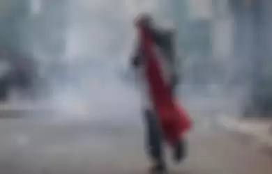 Foto Viral Siswa SMA Menyeka Air Mata di Tengah Kepungan Gas Air Mata, Bendera Merah Putih Tak Dilepaskannya