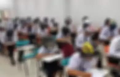 Mahasiswa Universitas Teknologi Isan Rajamangala Thailand mengikuti ujian dengan memakai helm.