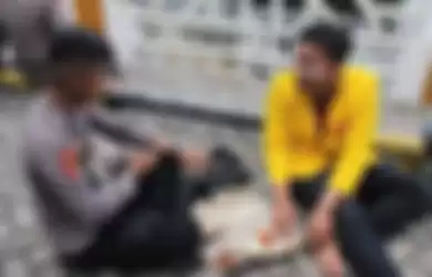 Viral Foto Mahasiswa dan Polisi Makan Nasi Bungkus, Ternyata Keduanya Bersahabat Sejak SMP dan Tak Sengaja Ketemu Saat Demo