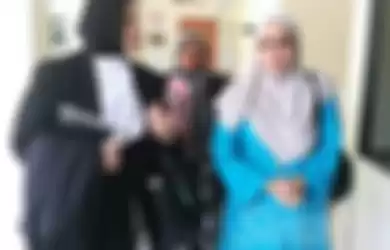 Ibu korban bullying bersama salah seorang pengacaranya.