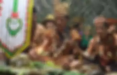 Foto dirilis Rabu (25/9/2019), memperlihatkan kepala adat Ali Ancin memimpin ritual Ngemonta saat ritual Mesiwah Pare Gumboh di desa Liyu, Kabupaten Balangan, Kalimantan Selatan. Prosesi Mesiwah Pare Gumboh merupakan upacara adat yang dilakukan masyarakat Dayak Deah sebagai perwujudan syukur kepada 