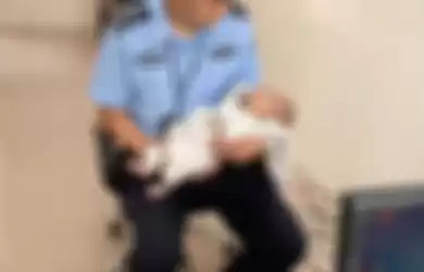 Kini bayi tersebut diselamtkan dan dirawat di rumah sakit, sementara polisi melacak orang tuanya.