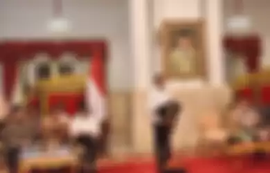 Presiden Joko Widodo menyampaikan kata pengantar untuk membuka Rapat Kabinet Paripurna tentang evaluasi pelaksanaan Rencana Pembangunan Jangka Menengah Nasional (RPJMN) 2014-2019 dan persiapan implementasi Anggaran Pendapatan dan Belanja Negara (APBN) 2020, di Istana Negara, Jakarta, Kamis (3/10/201