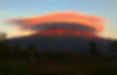 Viral puncak Gunung Lawu yang tampak ‘bertopi’.